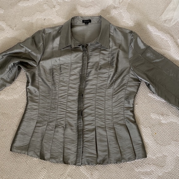 Vintage “Piano” metallic silver button down, 3/4 length sleeves, fitted, pleats - Picture 7 of 14